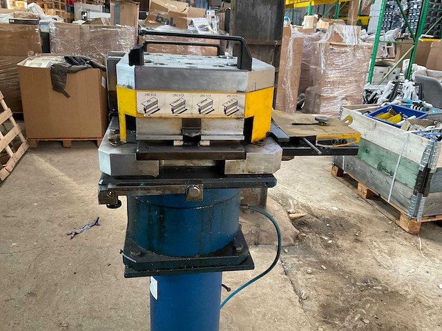 2004 schüco basispresse pneumatische aluminium profiel hoekpers - afbeelding 6 van  30