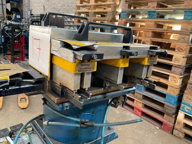 2004 schüco basispresse pneumatische aluminium profiel hoekpers - afbeelding 27 van  30