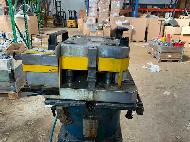 2004 schüco basispresse pneumatische aluminium profiel hoekpers - afbeelding 30 van  30