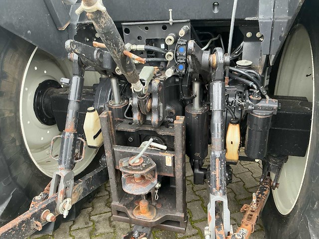 2004 valtra t120 vierwielaangedreven landbouwtractor - afbeelding 2 van  28