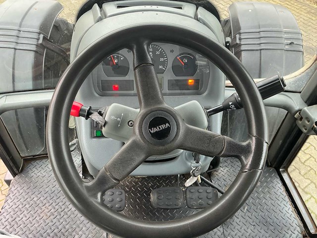 2004 valtra t120 vierwielaangedreven landbouwtractor - afbeelding 9 van  28