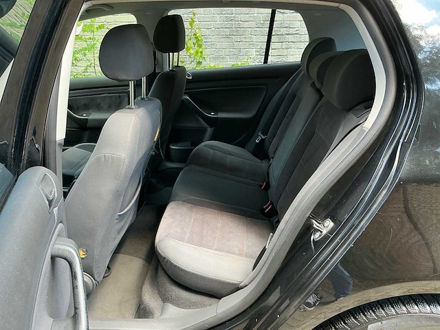 2004 volkswagen golf 1.6 fsi trendline personenauto - afbeelding 18 van  37