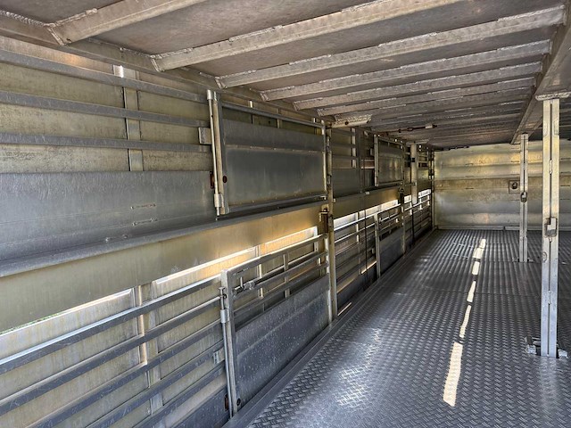 2004 volvo fmfh livestock vrachtwagen - afbeelding 32 van  51