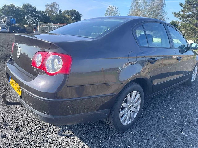 2005 - volkswagen - passat - 1.6 fsi trendline - 40-rp-bv - afbeelding 12 van  17