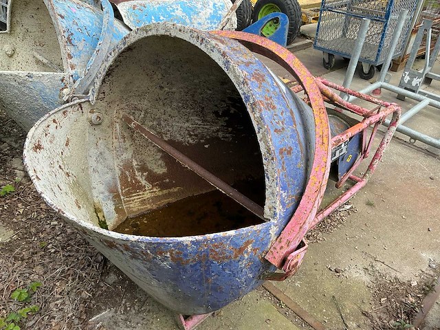 2005 beco kubel 600 lr/ol betonkubel - afbeelding 1 van  1