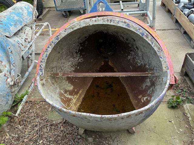 2005 beco kubel 600 lr/ol betonkubel - afbeelding 5 van  6