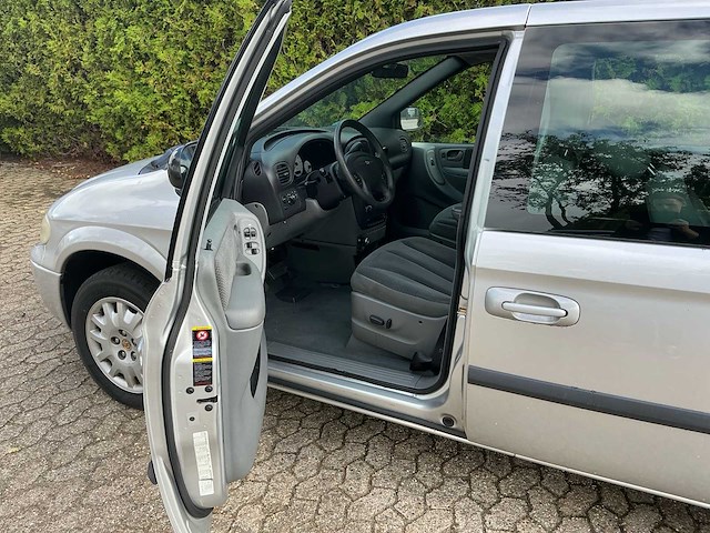 2005 chrysler voyager 3.3i v6 se luxe personenauto - afbeelding 9 van  27