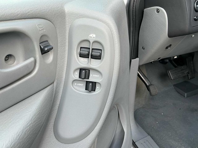 2005 chrysler voyager 3.3i v6 se luxe personenauto - afbeelding 10 van  27