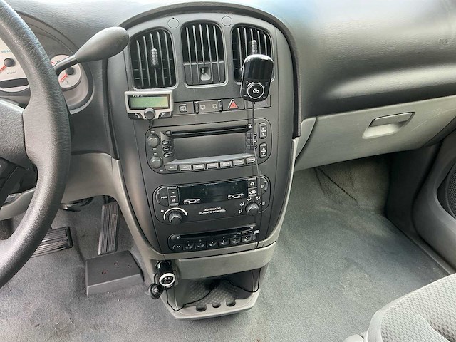 2005 chrysler voyager 3.3i v6 se luxe personenauto - afbeelding 15 van  27