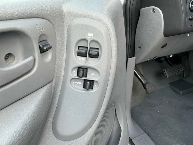 2005 chrysler voyager 3.3i v6 se luxe personenauto - afbeelding 22 van  28