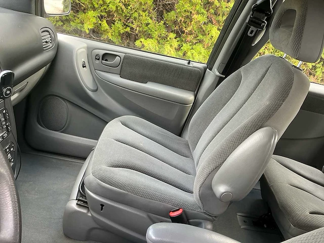 2005 chrysler voyager 3.3i v6 se luxe personenauto - afbeelding 16 van  28
