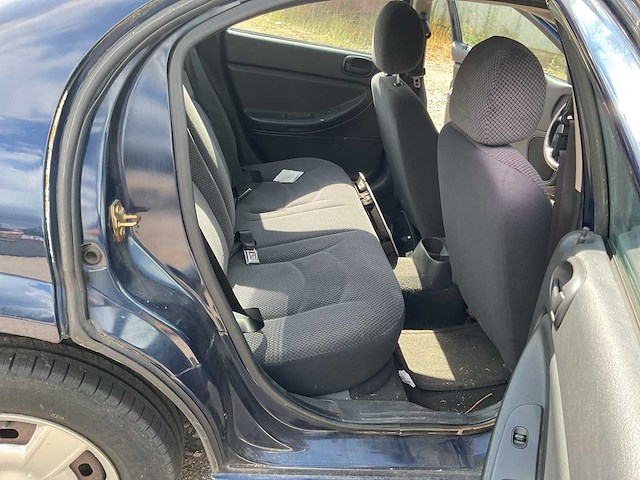 2005 dodge stratus personenauto - afbeelding 1 van  1