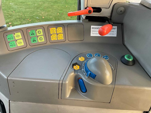 2005 fendt farmer 412 vario vierwielaangedreven landbouwtractor - afbeelding 27 van  40