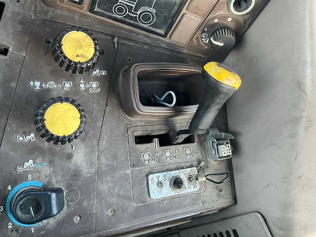 2005 john deere 6420 vierwielaangedreven landbouwtractor - afbeelding 26 van  37