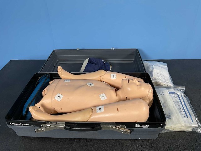 2005 laerdal medical resusci junior oefen- en instructiemateriaal (2) - afbeelding 1 van  11