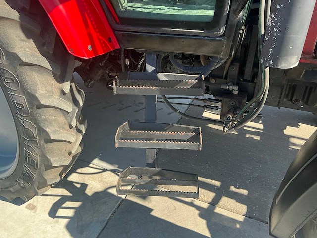 2005 massey ferguson 5455 vierwielaangedreven landbouwtractor met strodek machine - afbeelding 1 van  21