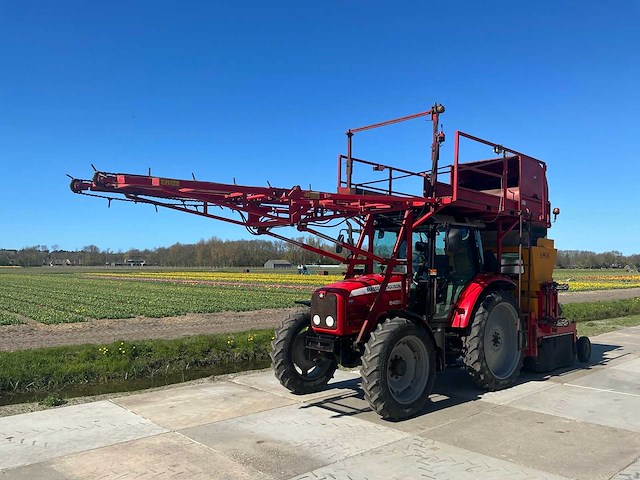 2005 massey ferguson 5455 vierwielaangedreven landbouwtractor met strodek machine - afbeelding 47 van  48