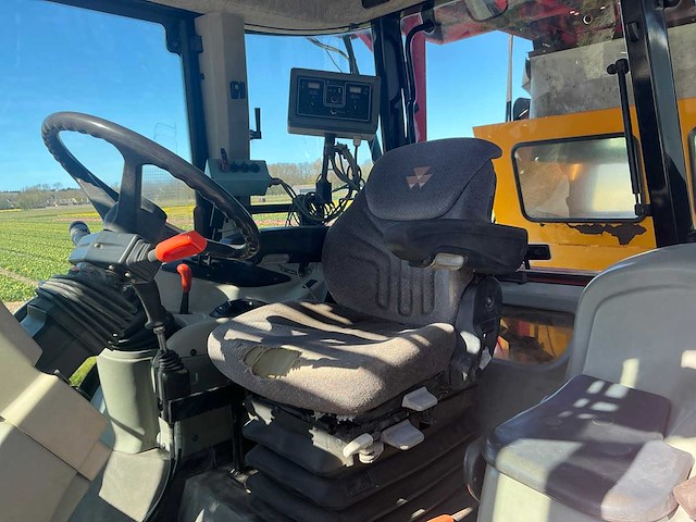 2005 massey ferguson 5455 vierwielaangedreven landbouwtractor met strodek machine - afbeelding 11 van  21
