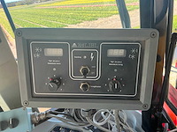 2005 massey ferguson 5455 vierwielaangedreven landbouwtractor met strodek machine - afbeelding 37 van  48