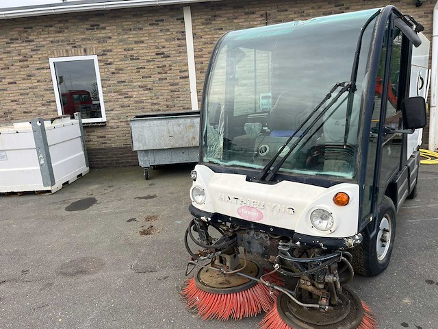 2005 mathieu yno azura 2 zelfrijdende veegmachine defect - afbeelding 11 van  14