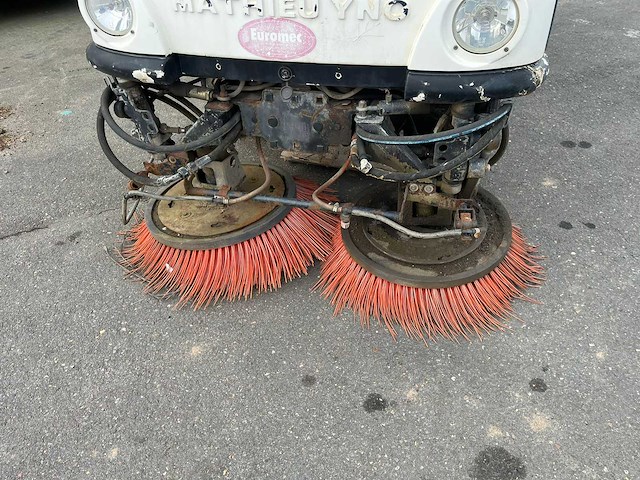 2005 mathieu yno azura 2 zelfrijdende veegmachine defect - afbeelding 12 van  14