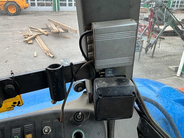 2005 new holland tvt190 vierwielaangedreven landbouwtractor - afbeelding 2 van  34