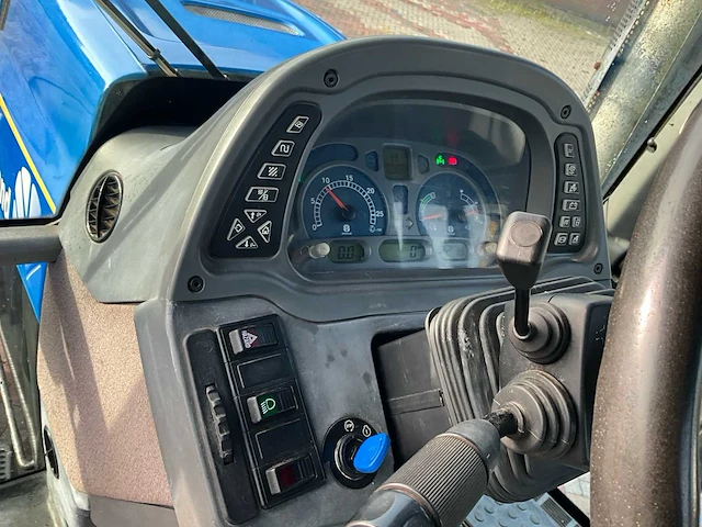 2005 new holland tvt190 vierwielaangedreven landbouwtractor - afbeelding 36 van  51