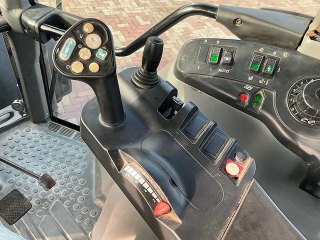2005 new holland tvt190 vierwielaangedreven landbouwtractor - afbeelding 33 van  51