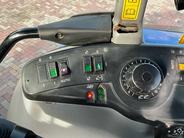 2005 new holland tvt190 vierwielaangedreven landbouwtractor - afbeelding 35 van  51