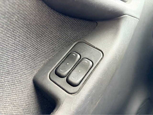 2005 opel corsa airco automaat 1.2-16v rhythm personenauto - afbeelding 2 van  10