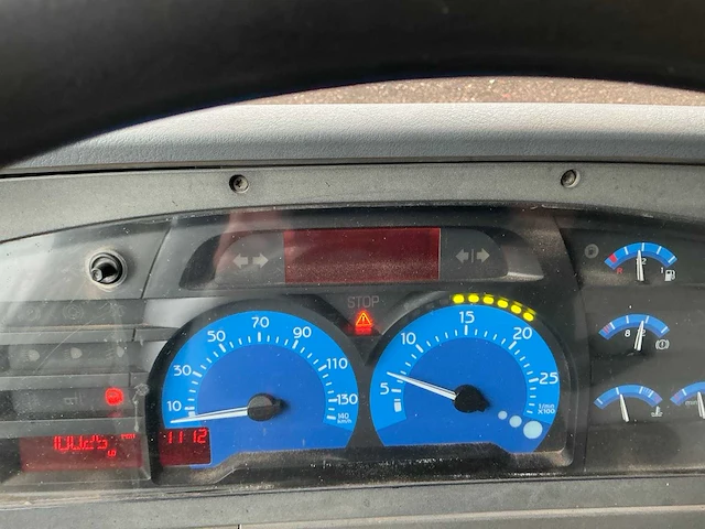 2005 renault midlum 220 dci kipper vrachtwagen met hiab 9tm autolaadkraan - afbeelding 16 van  84