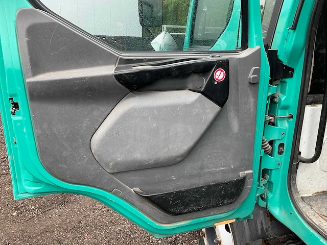 2005 renault midlum 220 dci kipper vrachtwagen met hiab 9tm autolaadkraan - afbeelding 30 van  84