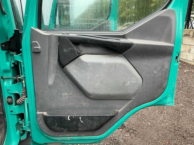 2005 renault midlum 220 dci kipper vrachtwagen met hiab 9tm autolaadkraan - afbeelding 38 van  84