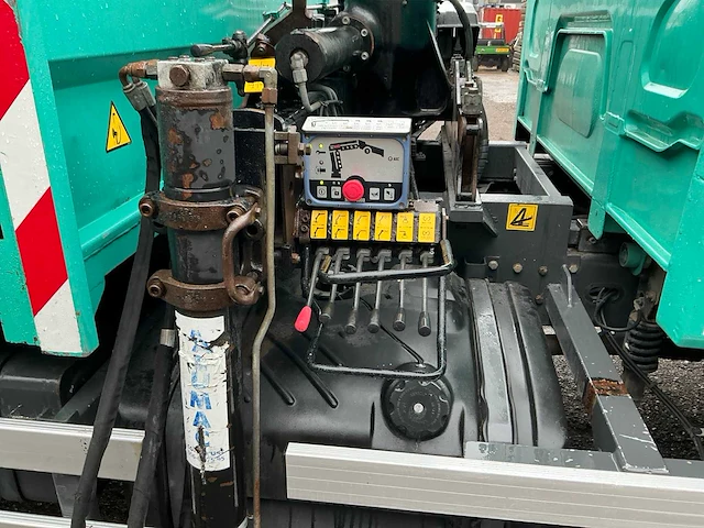 2005 renault midlum 220 dci kipper vrachtwagen met hiab 9tm autolaadkraan - afbeelding 78 van  84