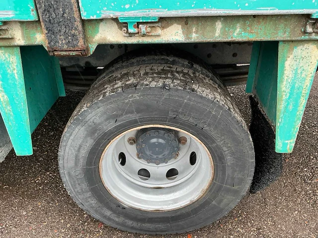 2005 renault midlum 220 dci kipper vrachtwagen met hiab 9tm autolaadkraan - afbeelding 2 van  32