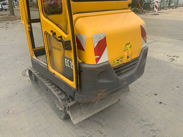 2005 volvo ec15b xr minigraafmachine met cw05 snelwissel en 3 graafbakken - afbeelding 18 van  33