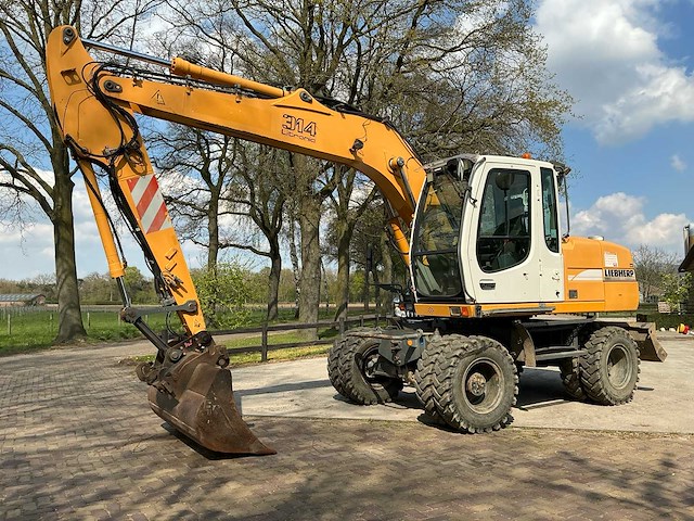 2006 a314 banden graafmachine - afbeelding 1 van  29