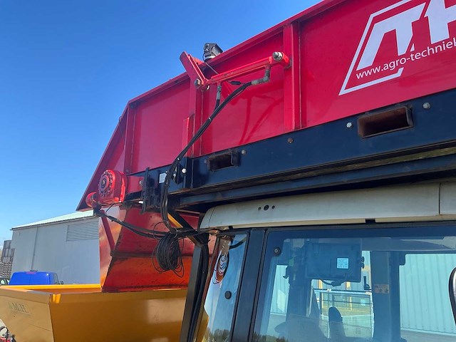 2006 massey ferguson 5455 vierwielaangedreven landbouwtractor met mh planter - afbeelding 41 van  51