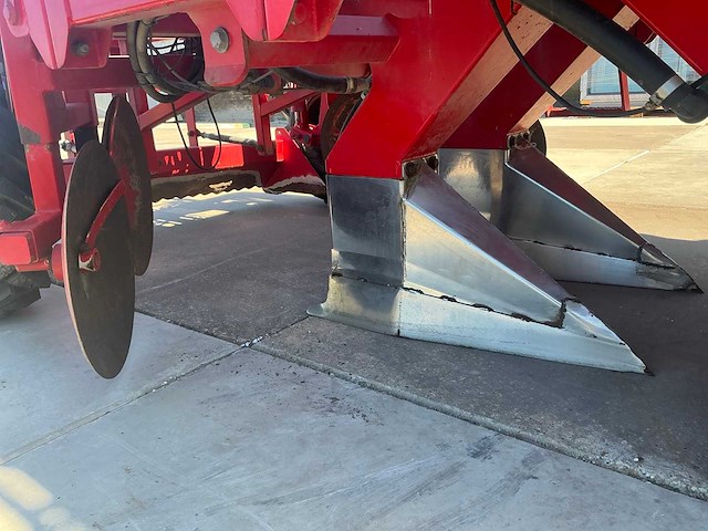 2006 massey ferguson 5455 vierwielaangedreven landbouwtractor met mh planter - afbeelding 38 van  51