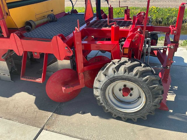 2006 massey ferguson 5455 vierwielaangedreven landbouwtractor met mh planter - afbeelding 8 van  35