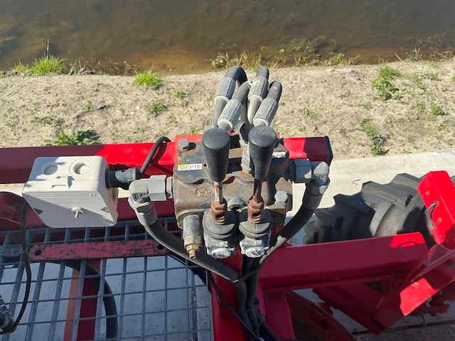 2006 massey ferguson 5455 vierwielaangedreven landbouwtractor met mh planter - afbeelding 10 van  35