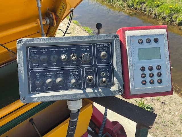 2006 massey ferguson 5455 vierwielaangedreven landbouwtractor met mh planter - afbeelding 11 van  35