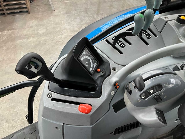 2006 new holland t6020 plus vierwielaangedreven landbouwtractor - afbeelding 20 van  35