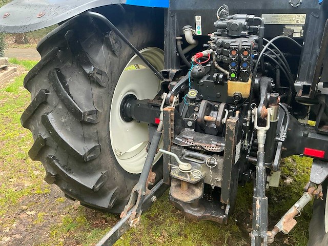 2006 new holland t6020 vierwielaangedreven landbouwtractor - afbeelding 14 van  43