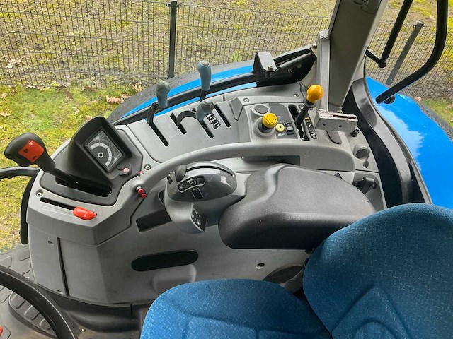2006 new holland t6020 vierwielaangedreven landbouwtractor - afbeelding 26 van  43