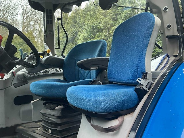 2006 new holland t6020 vierwielaangedreven landbouwtractor - afbeelding 23 van  33