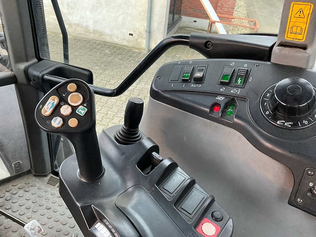 2006 new holland tvt155 vierwielaangedreven landbouwtractor - afbeelding 26 van  40