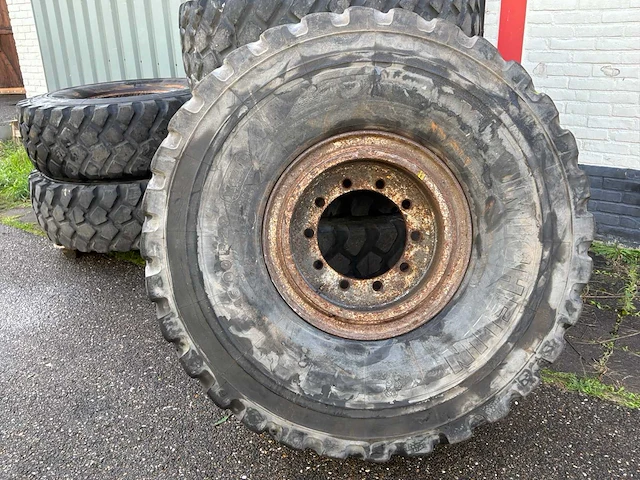 2006 set a 6 stuks band michelin 16.00 r20 xzl met 10 gaats velg - afbeelding 2 van  7