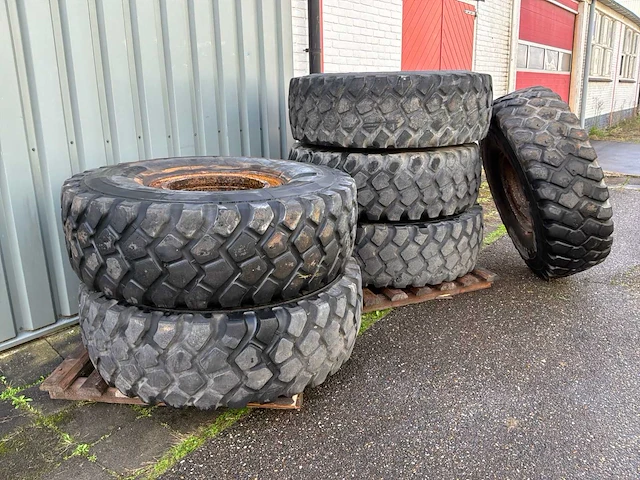 2006 set a 6 stuks band michelin 16.00 r20 xzl met 10 gaats velg - afbeelding 4 van  7