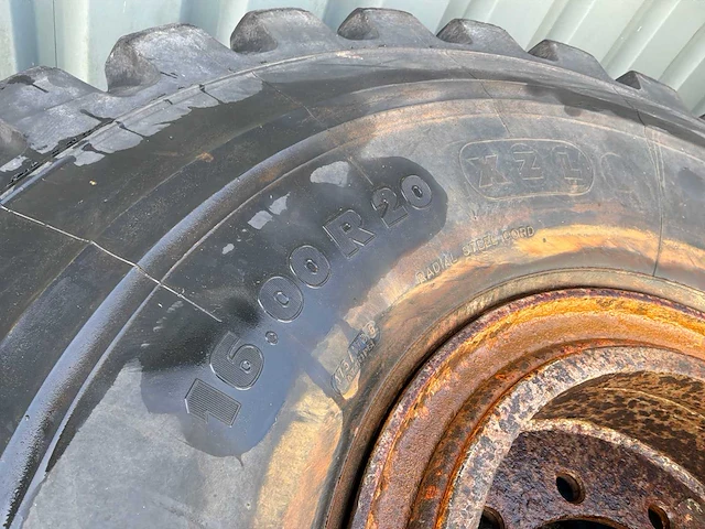 2006 set a 6 stuks band michelin 16.00 r20 xzl met 10 gaats velg - afbeelding 5 van  7